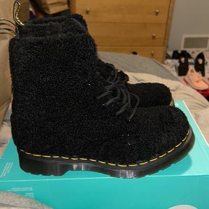 NWOT Dr. Martens- Pascal Women's Faux Fur Shearling Boots Black Women’s Size 7